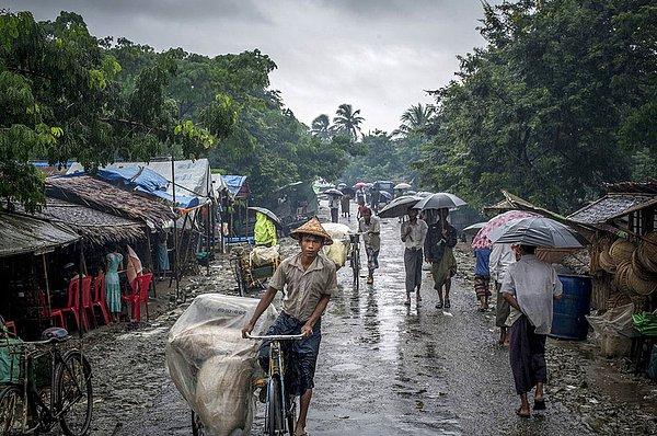 13. 140 bin Rohingya'nın haziran 2012'de ayaklanmasından sonra hepsi Arakan eyaletinde kamplara yerleştirilmişlerdir. Ağustos 2013