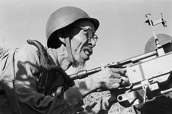 24. Duc Ninh'den yaşlı savaşçı Tran Van Ong F4H Phantom Fighter'ın icabına baktıktan sonra. 16 Kasım 1967