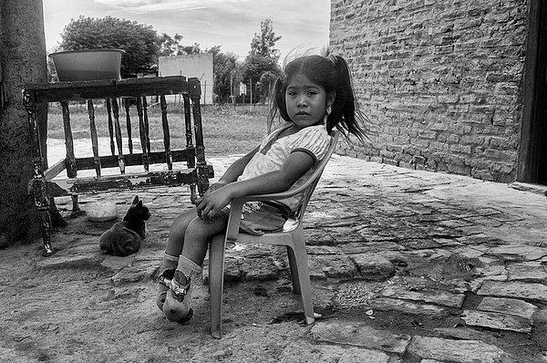27. Milagros Alcaraz hiç bir çaresi olmayan spina bifida hastalığına sahip 6 yaşında bir kız çocuğu. Çok zor bir şekilde yürüyebiliyor. Yerel topluluklar yasal gereklilikleri karşılamayan kıpma tozlama makinelerini kullanarak bunlardan kötü şekilde etkileniyorlar. Kasım 2012