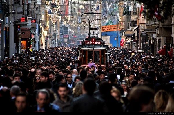5. İstiklal Caddesi'nin kalabalığında en az 10 tane hemşehriye denk gelmektir.