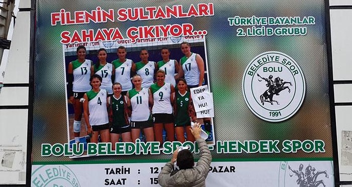 Kadın  Voleyboycuların Afişine 'Edep Ya Hu' Yazısı Yapıştırdılar...