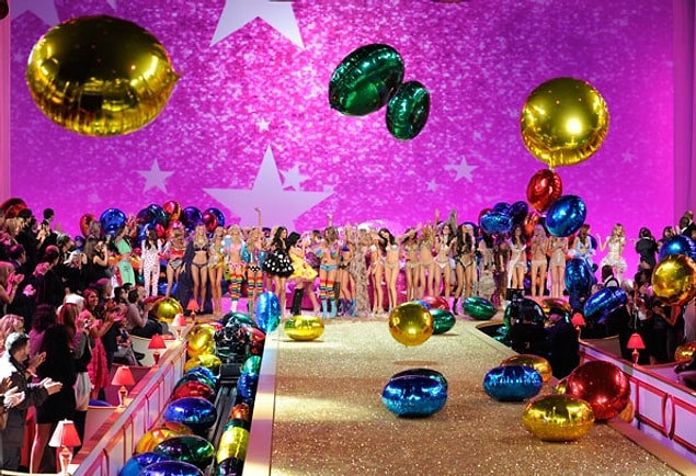 1. Bütün uyarılarınıza rağmen, hala " Victoria Secret " yazan arkadaşlarınıza tahammül etme zorunluluğunuz vardır.