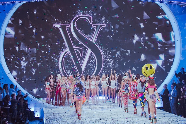 3. Victoria's Secret'daki bütün modellerin melek olduğunu iddia ederler.