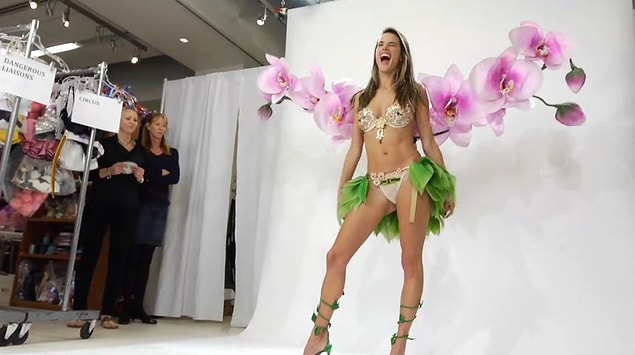 4. İnsanlar Victoria's Secret'ı sevmenizi tuhaf karşılar.