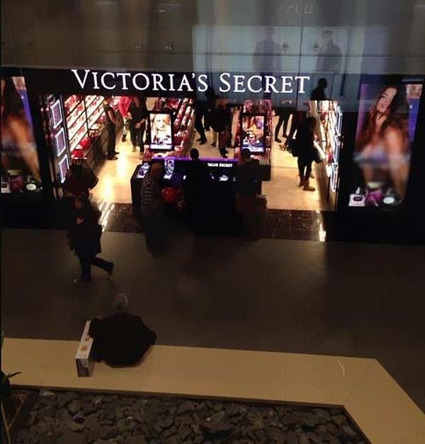 11. Victoria's Secret mağazası görünce içeriye uçarak girersin.