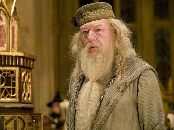 1. Hogwarts'ta yeni bir yıla hoş geldiniz! Yemeğe başlamadan önce birkaç şey söylemek istiyorum: Zırla! Tırla! İincik! Boncuk!