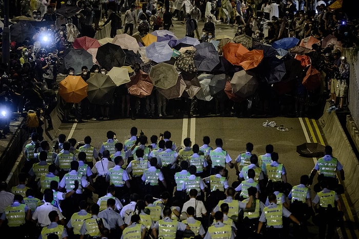 Hong Kong'da Orantısız Şiddet Uygulayan Polislere Soruşturma