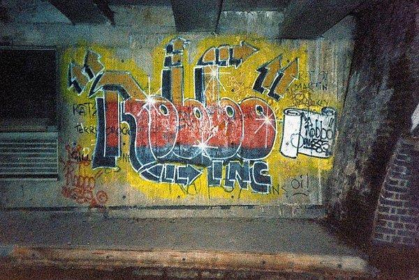 1. Robbo isimli graffitici arkadaşımız bulduğu boş duvara imzasını atmış. "Yıl : 1985"