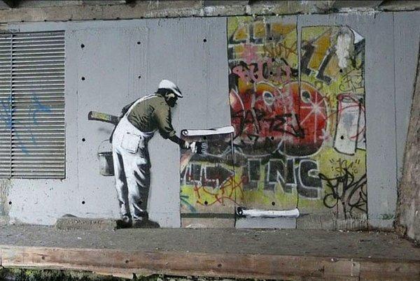 3. Aralık 2009 ‘da Banksy gelir ve sanatını icra eder.