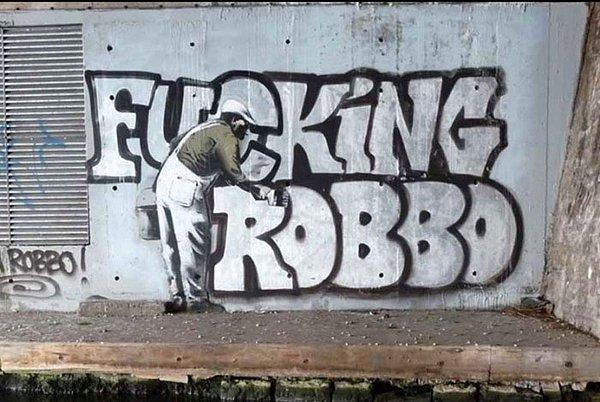 5. Bunu gören Banksy durur mu ? Bir kaç ay sonra yapıştırmış cevabı