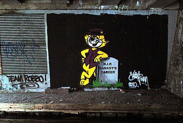 8. Haziran 2010 ‘da siyaha boyama olayından dolayı Robbo Banksy ‘i suçlar.