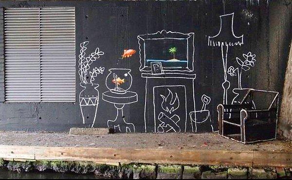 10. Banksy daha sonra bir oturma odası ve akvaryum konsepti ile geri döner.