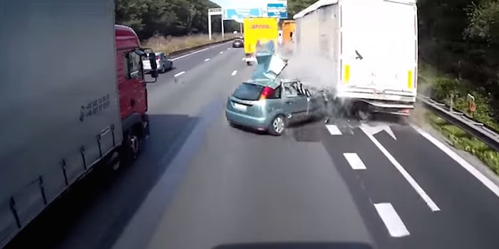 Feci Kaza | Duran ve Hareket Eden İki Tır Arasında Karton Gibi Ezilen Araba