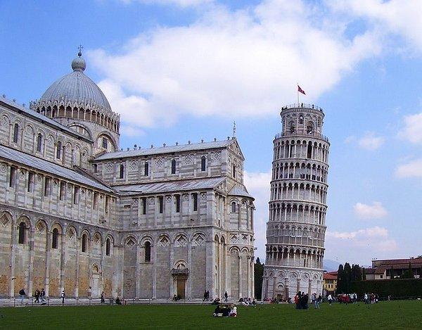 Mucizeler Meydanı'ndaki Pisa Kulesi...