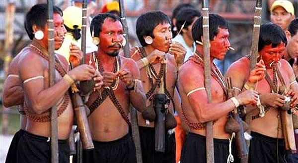 6. Brezilya'da bulunan Matis kabilesinin genç erkekleri, görüş kabileyetlerini arttırmak için gözlerine döktükleri bir zehrin ardından ava çıkmak zorunda.