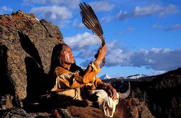 23. Kuzey Amerika kıtasında yaşayan yerli halk, yaşamdaki amaçlarını bulmaları için genç erkekleri doğaya gönderiyor.