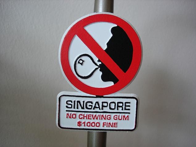 16. Singapur'da sakız bulundurmak veya satmak yasak.