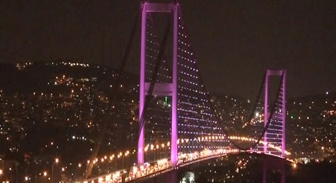 Köprüler pembeye büründü