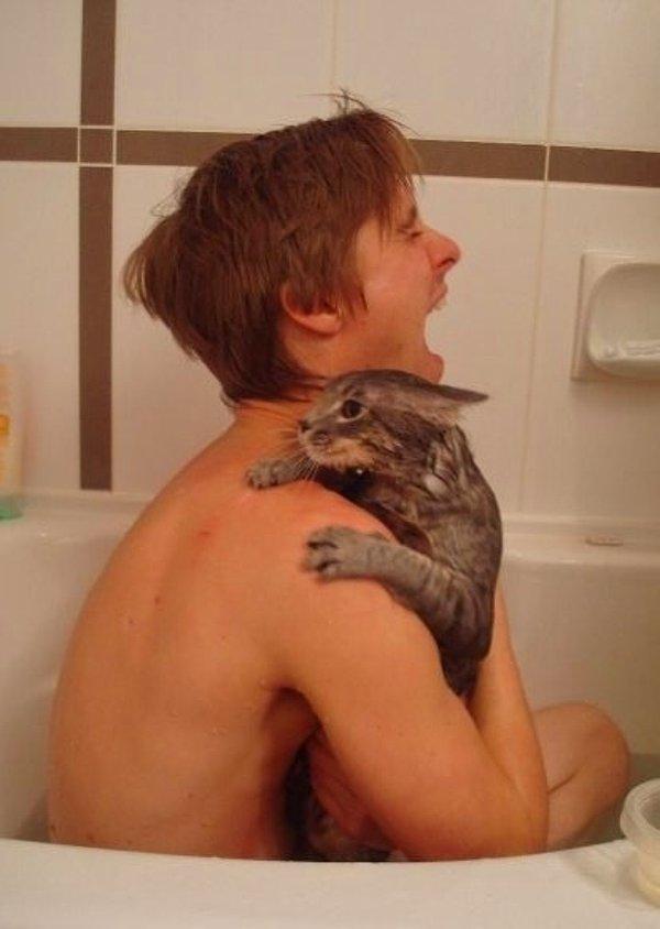 18. Kedisiyle birlikte duşa girmenin eğlenceli olacağını düşünen bu gariban
