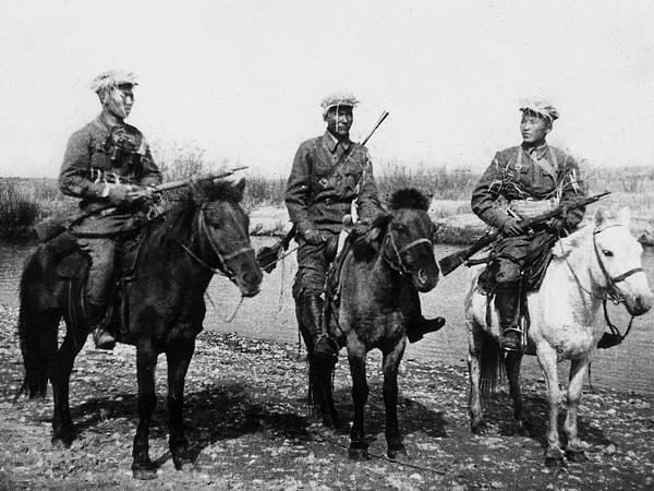 16. En son süvari birliği 2. Dünya Savaşı sırasında kullanılmıştır. Alman piyade birliğine saldıran Moğol süvarilerinden 2000 kişi öldürülmüş, buna karşın hiç Alman askeri ölmemiştir.