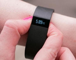Fitbit Akıllı Saat Yarışına “Süper Saati” Surge ile Katılıyor
