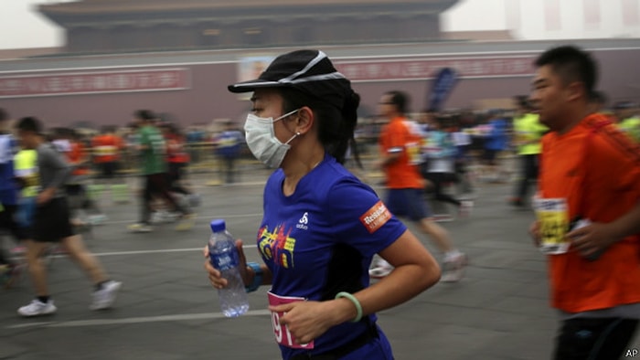 Pekin'de Hava Kirliliği Maratonculara Maske Taktırdı