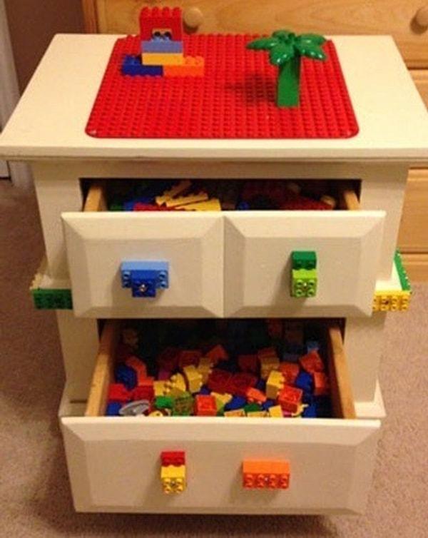 10. Lego, hem dağınıklığı hem de bastığında yarattığı korkunç acıyla oyuncaklar içerisinde tehlikeli bir yerdedir. Bir komodine şekil vererek kullanışlı bir Lego masası yaratabilirsiniz.