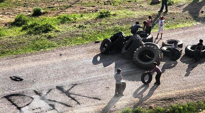 Diyarbakır'da Yol Kapatan Göstericiler Ateş Açtı: 1 Polis Yaralı!