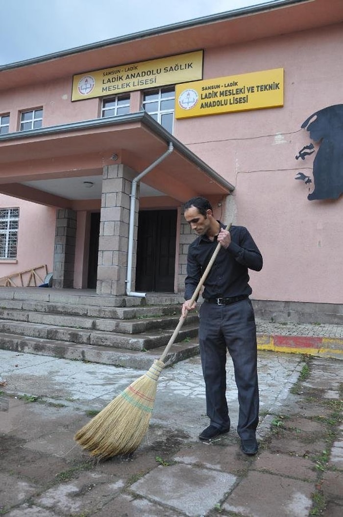 Bu Okulun Hizmetlisi Bir Matematik Öğretmeni...