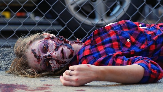 Yürek Hoplatan Zombiye Dönüşen Ceset Şakası