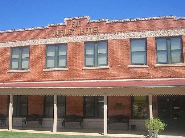 5. Savaş sonrasında Conrad Texas'a taşındı ve 1919 yılında ilk otelini satın aldı.