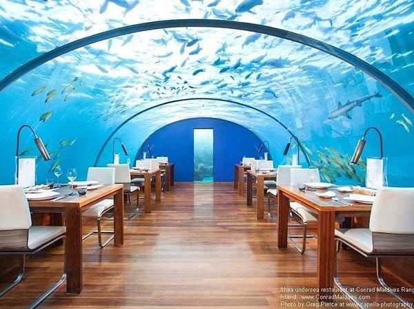9. Hilton günümüze kadarki süre içerisinde birçok etkileyici mekan oluşturdu. Bunlardan birisi de suyun altında restorantı olan Hilton Maldivler'dir.