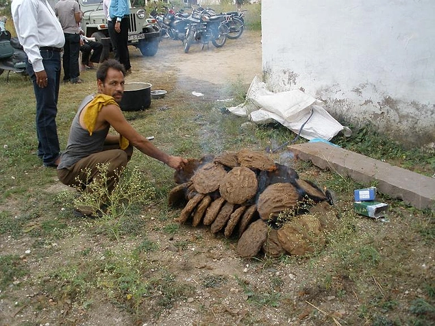 Dünyanın halen bir çok yerinde yemek pişirirken yakacak olarak dışkı kullanıyor.