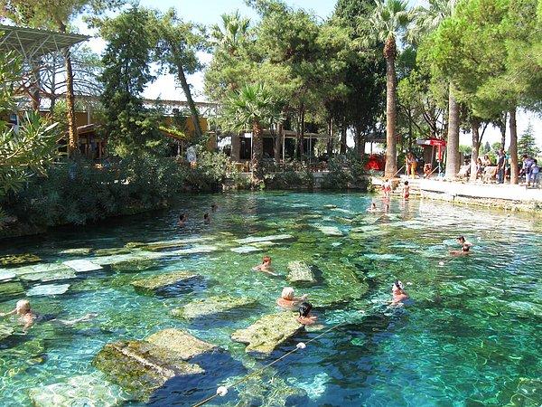 5. Pamukkale’de antik havuzda yüzün.
