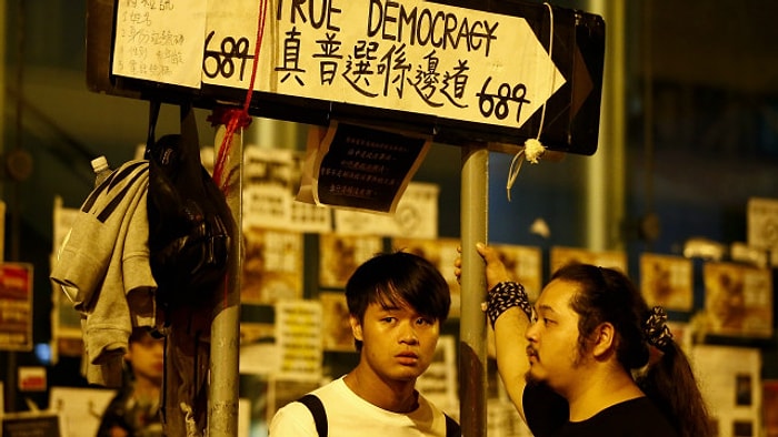 Hong Kong'da Yetkililerle Protestocular Görüşüyor