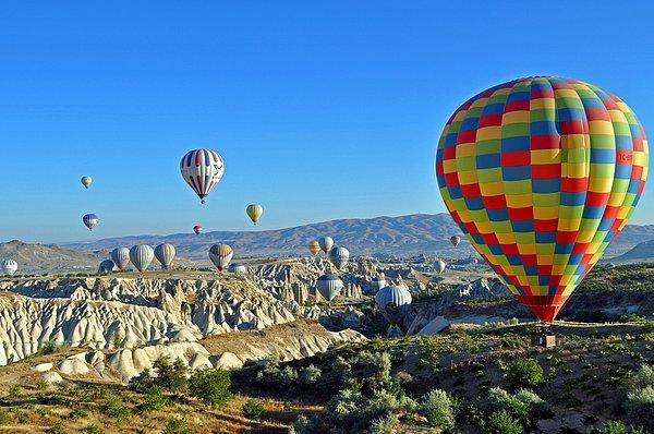 12. Kapadokya’yı balonla keşfedin.