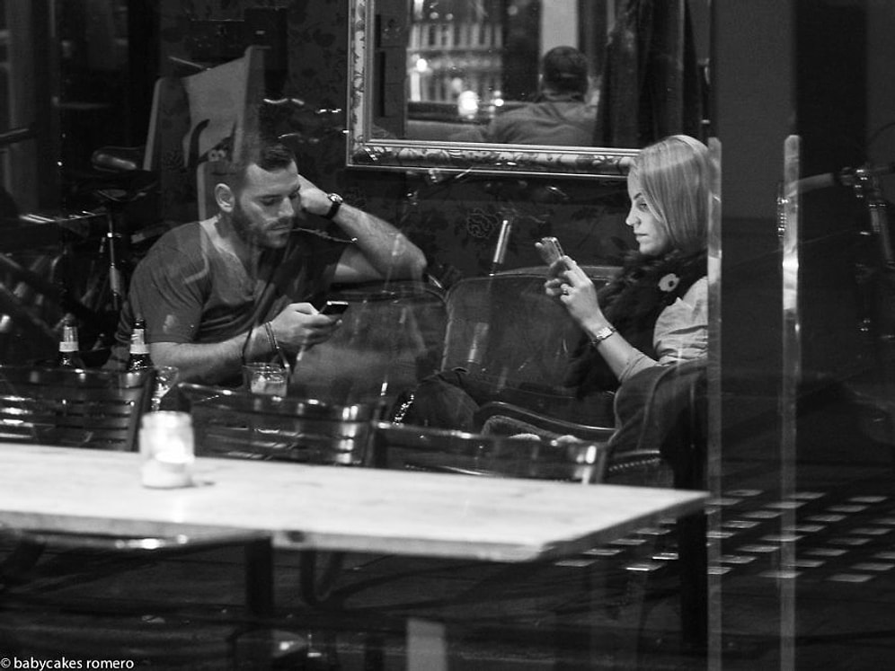 Akıllı Telefonların İnsan İlişkilerini Öldürdüğünü Kanıtlayan 12 Mükemmel Fotoğraf