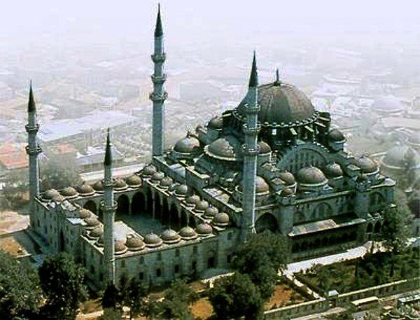 1. Süleymaniye Camii'nin 4 minaresi olmasının sebebi, Kanuni'nin İstanbul' un fethinden sonraki 4. padişah olmasıdır. Bu dört minaredeki on şerefe de Kanuni'nin Osmanlı'nın onuncu padişahı olmasının bir işaretidir.