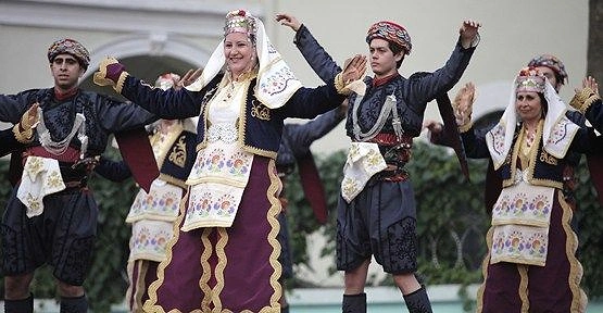 Erkeği de kadını da efe ruhludur. Düğünlerde mutlaka karşılıklı harmandalı oynanır.