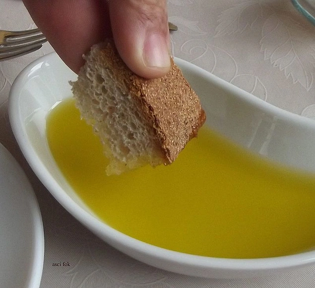 Zeytinyağına ekmek banıp yemek en güzel lezzetlerden biridir.