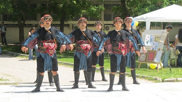 Tuhaf tuhaf töreleri yoktur, bağnazlıktan nefret ederler.