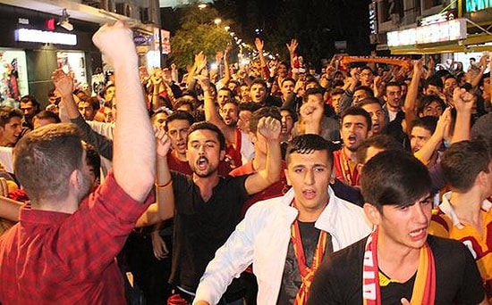 Taksim'de G.Saray-Dortmund Kavgası