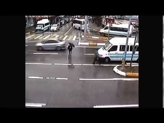 Aracından İnip Görme Engelli Yayayı Karşıya Geçiren Adam