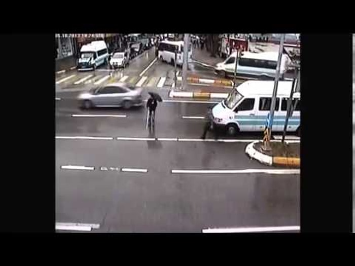 Aracından İnip Görme Engelli Yayayı Karşıya Geçiren Adam