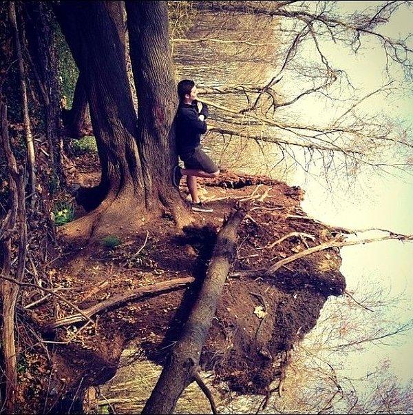 11. Bu adam bir gölün kıyısında değil. Devrilmiş bir ağacın üzerinde yatıyor.