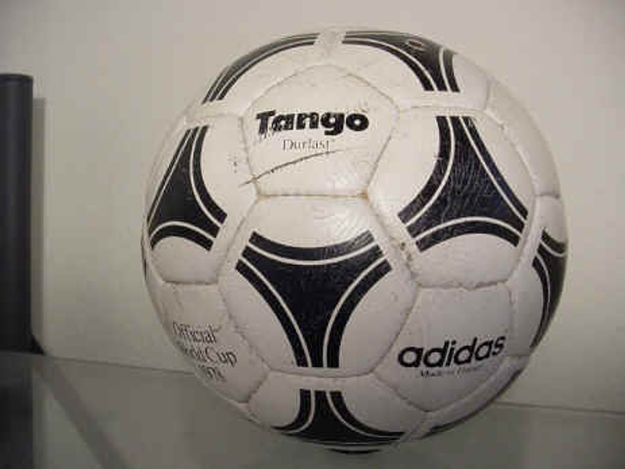 Мяч всегда. Adidas Tango 1978. Мяч адидас танго 1978. Мяч adidas Tango River Plate. Футбольный мяч adidas Tango Rosario.