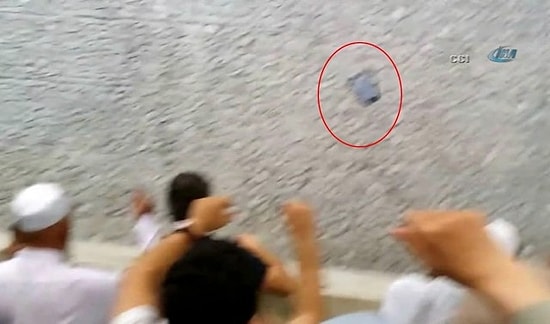 Şeytana Taş Yerine iPhone Fırlatmak
