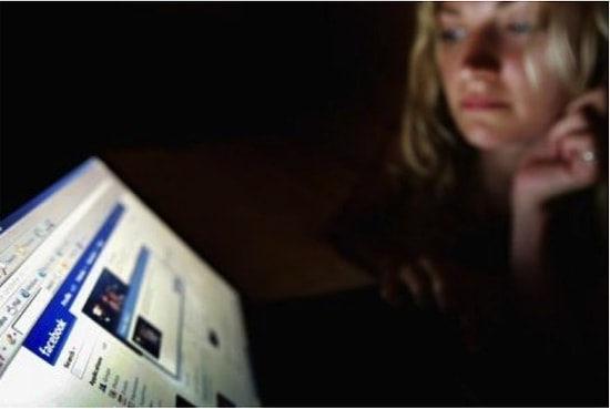 Sanal Ortamda Her Dört Kadından Biri Cinsel Tacize Uğruyor