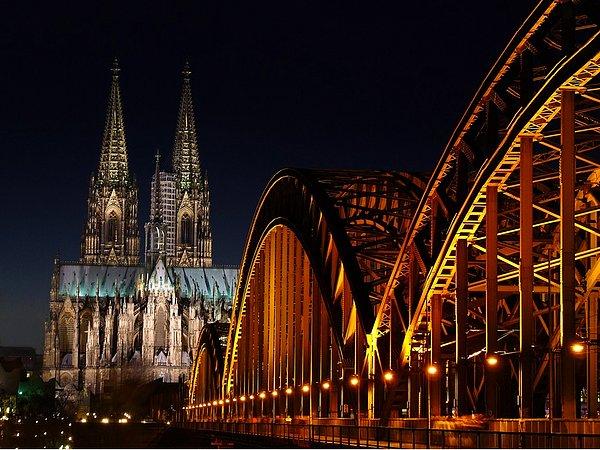 Büyüleyici görüntüsüyle Köln Katedrali...