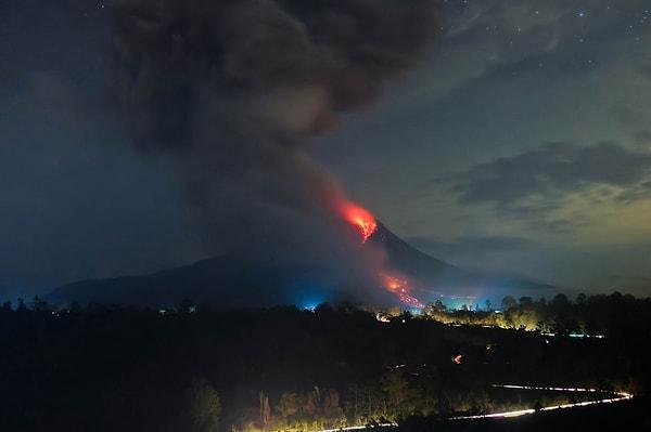 1. Karo'nun Sigarang köyünde Sinabung Volkanı'ndaki piroklast akış. Kuzey Sumatra, Endonezya. 18 Ekim